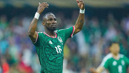 Chelsea y Aston Villa pujan por Julián Quiñones