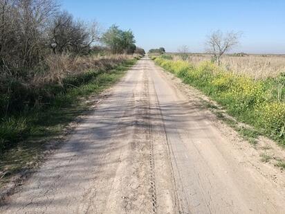 Rehabilita Yesica Sifuentes camino al ejido Presa Rodríguez