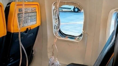 Se desprende ventanilla de avión y succiona a pasajero en pleno vuelo