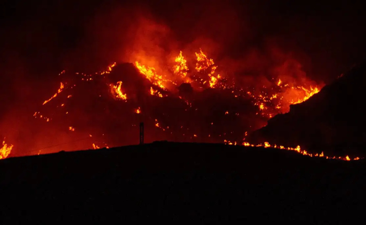 Autoridades de España activan plan de ayuda para afectados por incendio en Almería