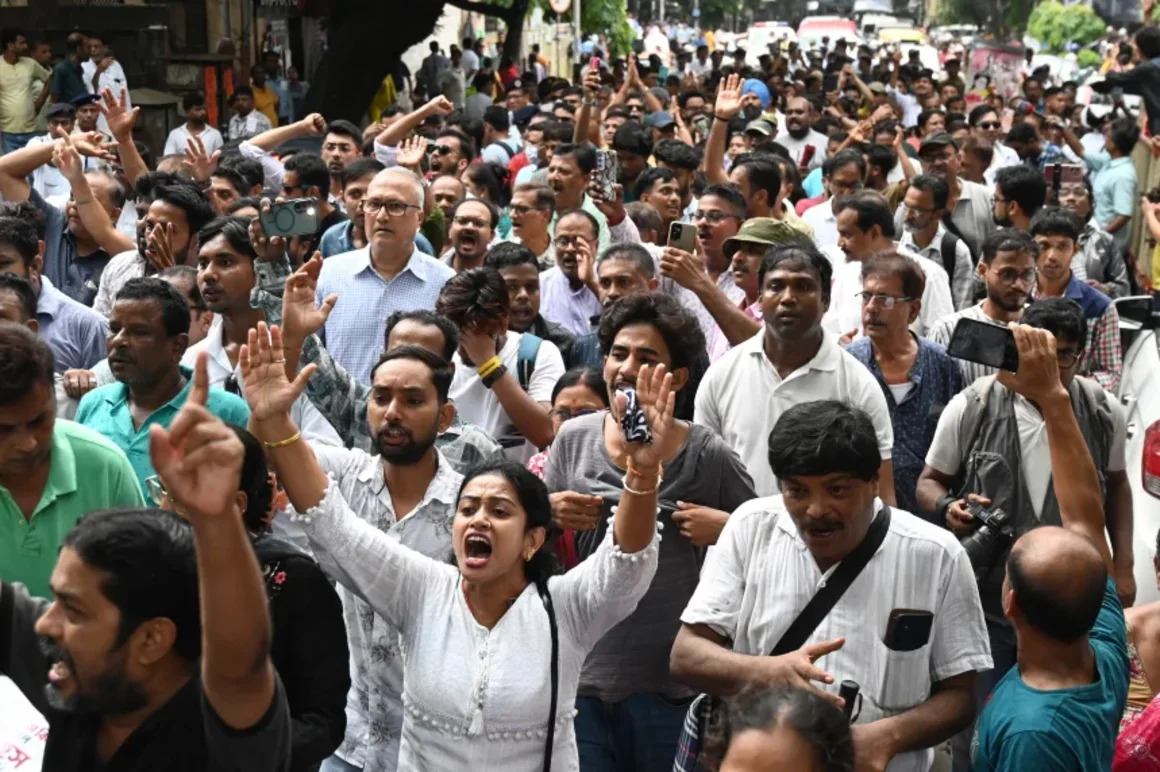Ola de violencia en India tras violación y asesinato de una menor