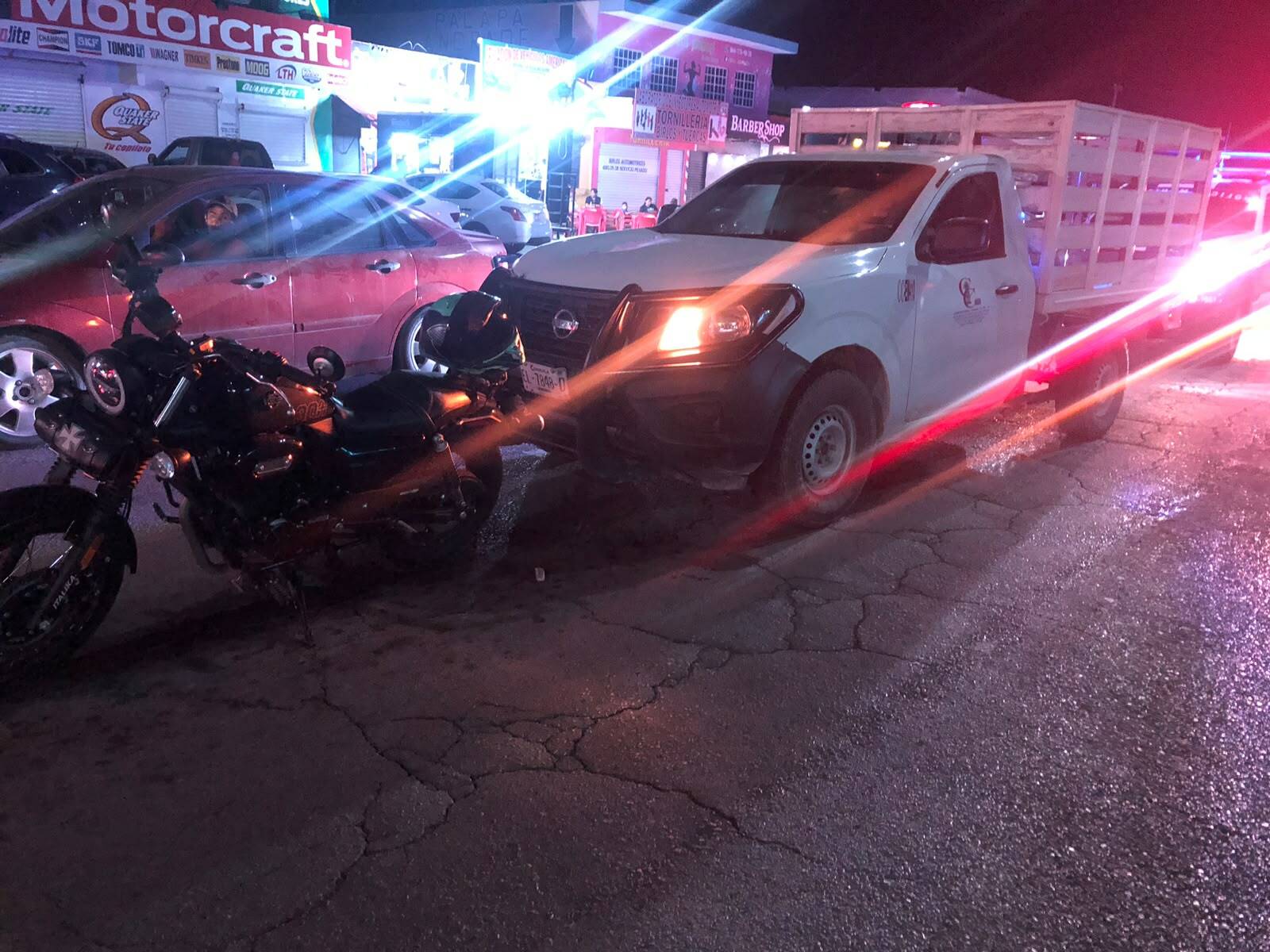 Camioneta provoca choque contra motocicleta en Carretera 30