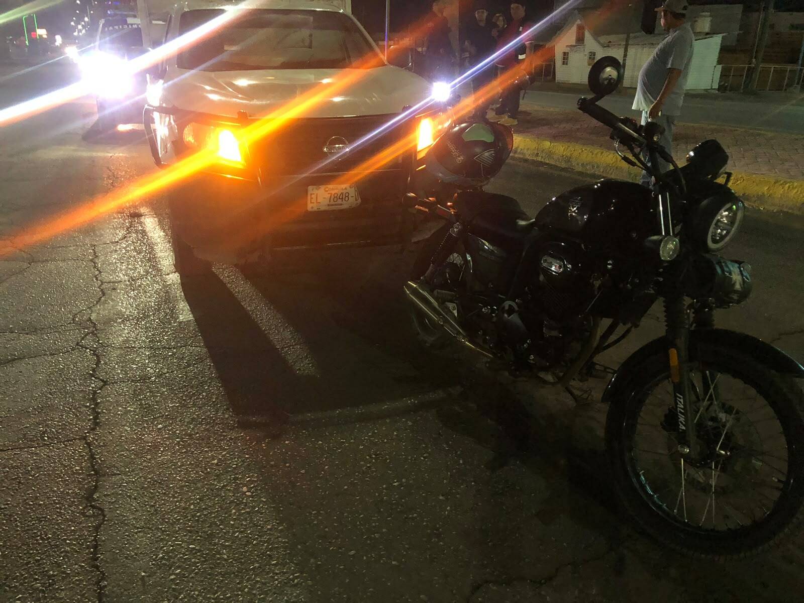 Accidente: Un motociclista resultó lesionado tras ser impactado por alcance durante la noche.