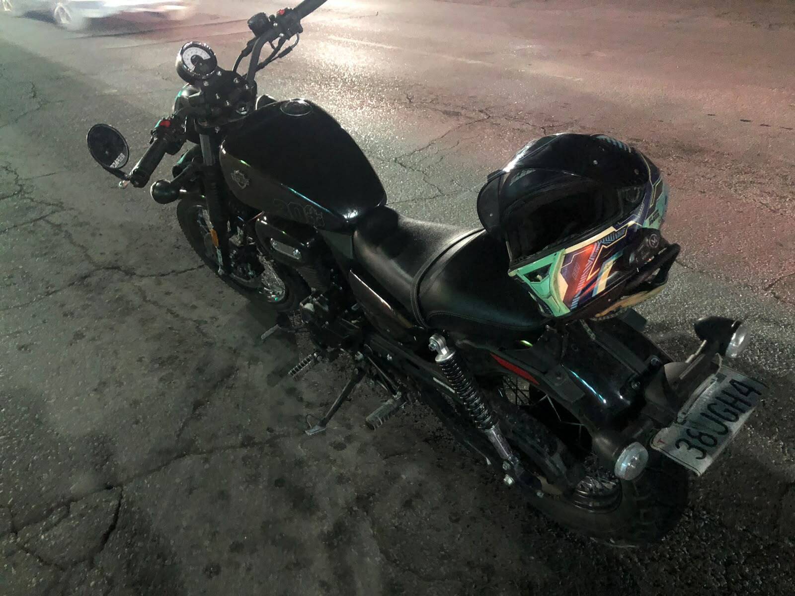 Accidente: Un motociclista resultó lesionado tras ser impactado por alcance durante la noche.