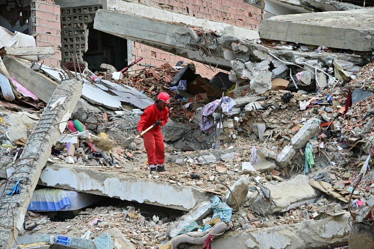 Aumenta a 4 mil 490 la cifra de muertos tras los sismos en Venezuela
