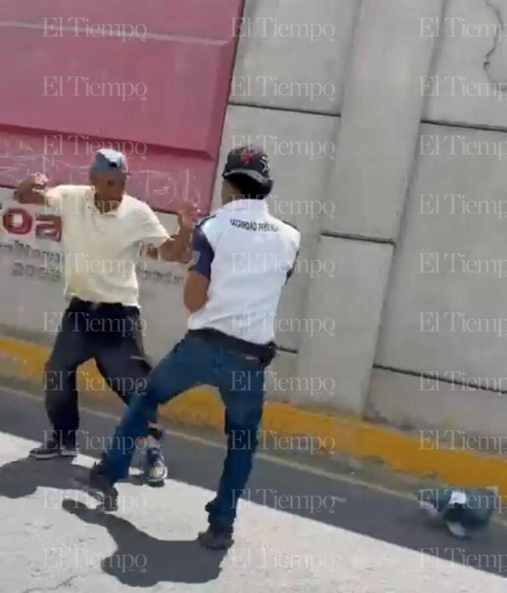 Riña: Ambos terminaron a golpes mientras curiosos observaban el altercado registrado junto al hospital.