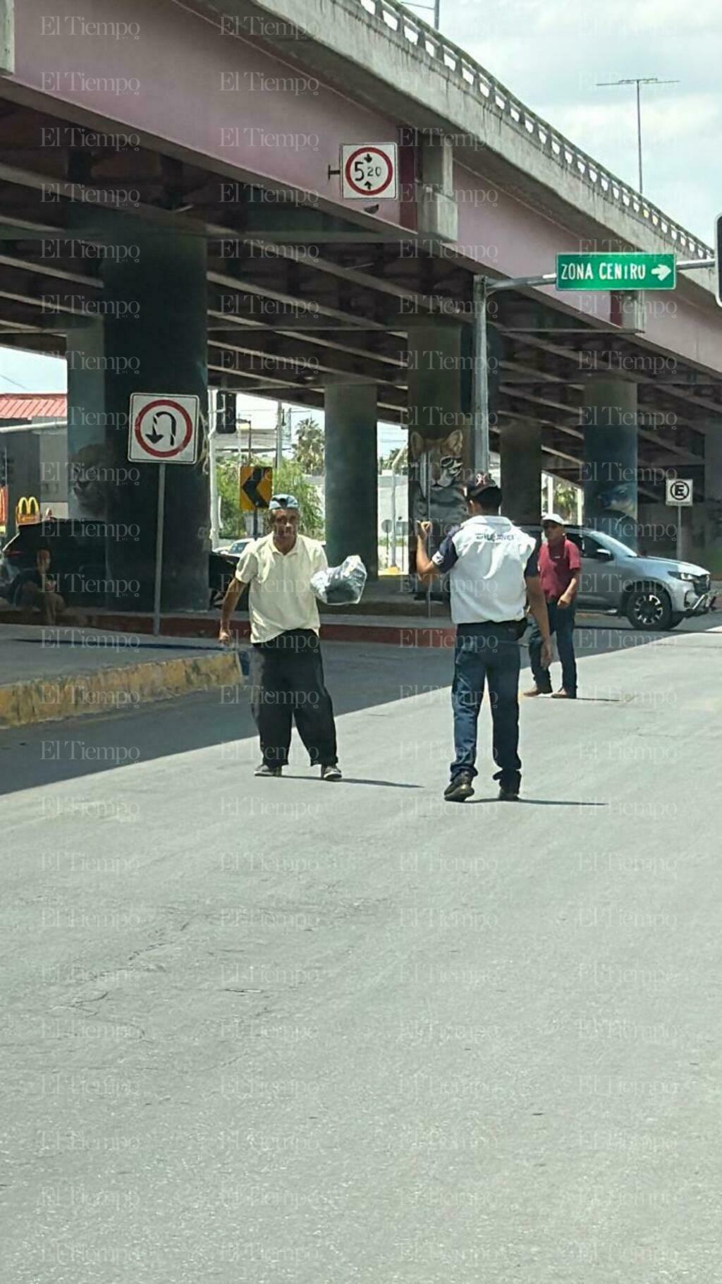 Riña: Ambos terminaron a golpes mientras curiosos observaban el altercado registrado junto al hospital.