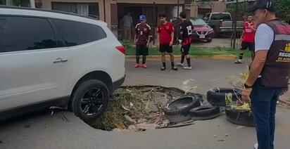 Regidores realizan limpieza en plaza de la colonia Bravo y alertan por socavón que sigue creciendo