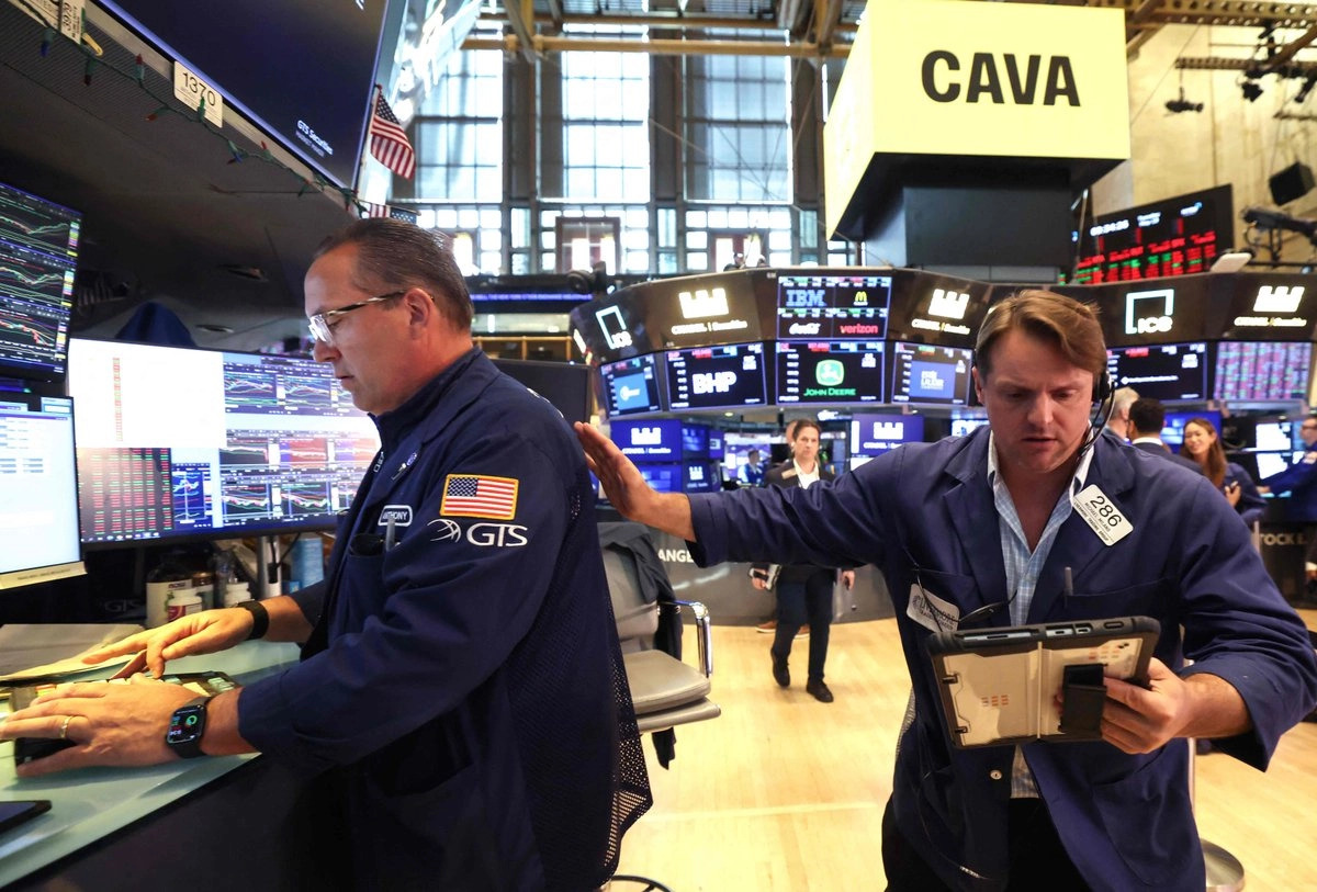 Bolsas caen por tensión en Ormuz y alza del petróleo