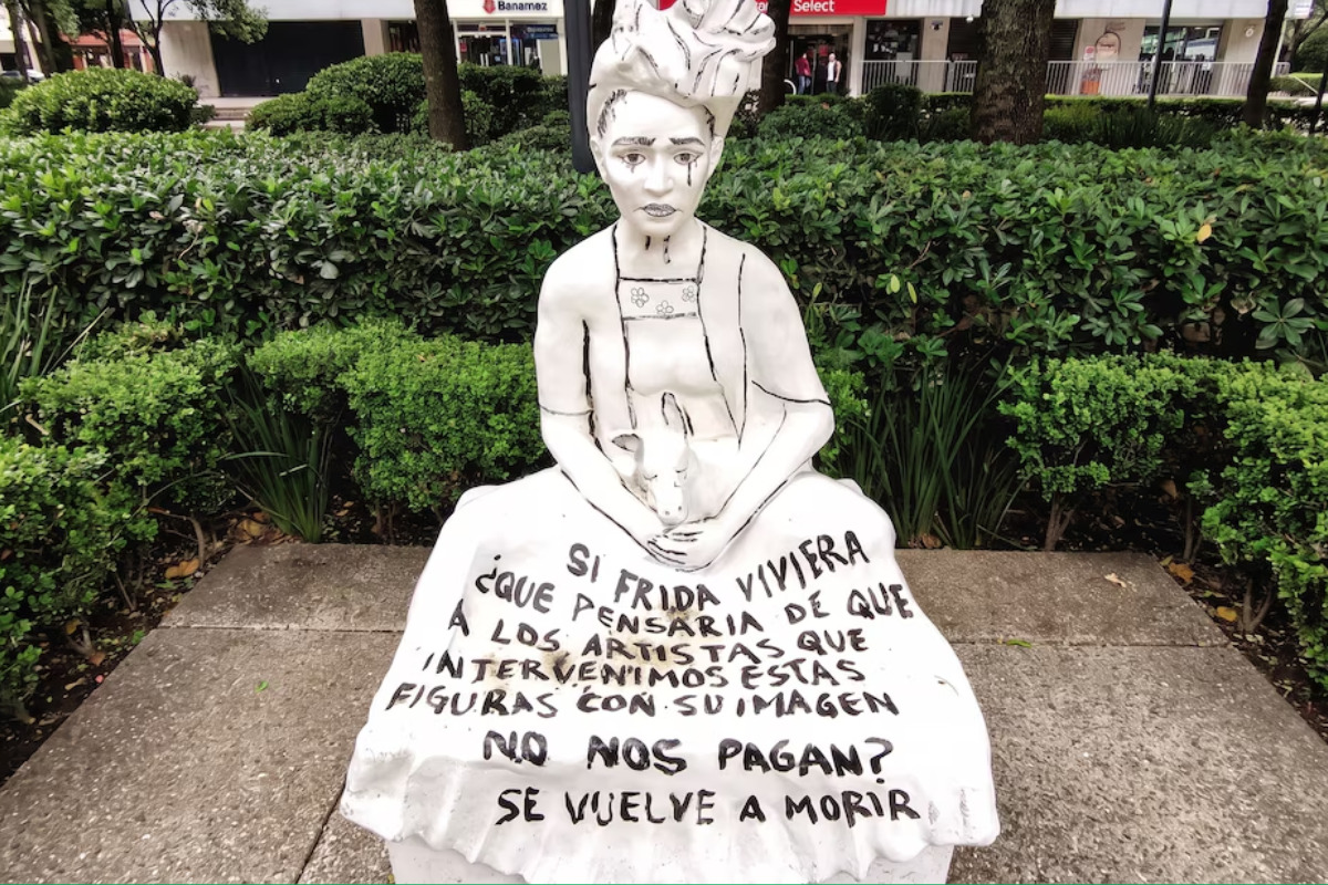 Artistas intervienen escultura de Frida Kahlo para exigir pago justo