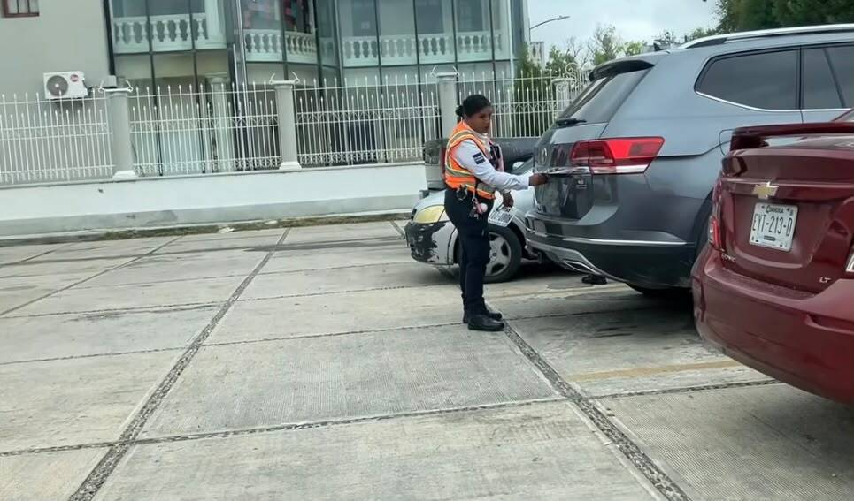 Clientes de banco denuncian uso indebido de estacionamiento en Piedras Negras