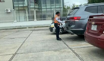 Clientes de banco denuncian uso indebido de estacionamiento en Piedras Negras