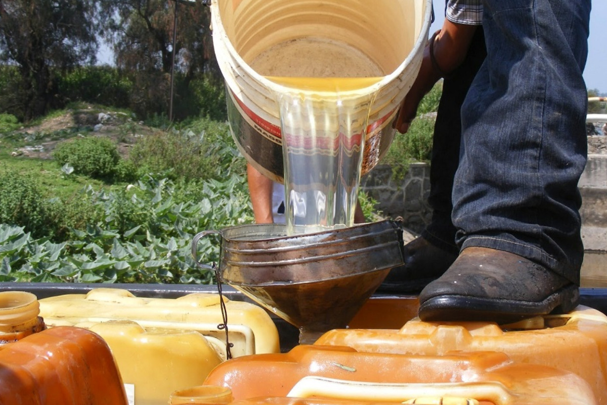 Detectan fuerte olor a combustible y descubren tráiler con miles de litros de huachicol