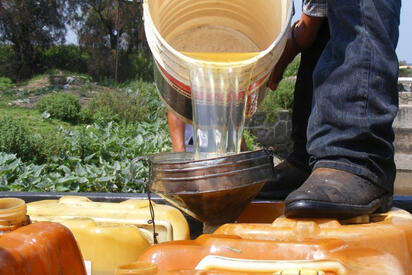 Detectan fuerte olor a combustible y descubren tráiler con miles de litros de huachicol
