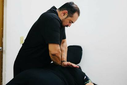 Centro Comunitario Benito Juárez ofrece servicio de terapia física y quiropráctica para fortalecer la salud de las familias