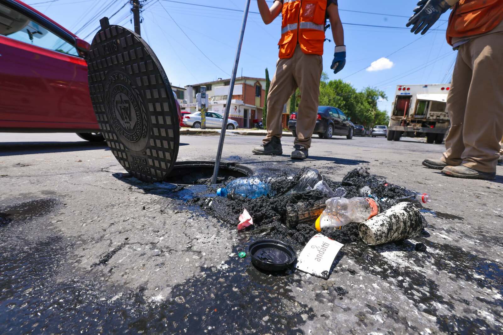 Piden evitar basura en drenaje para prevenir colapsos sanitarios