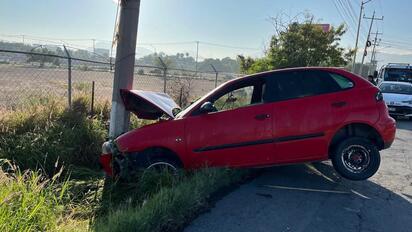 Conductor abandona vehículo tras fuerte choque contra poste en Saltillo