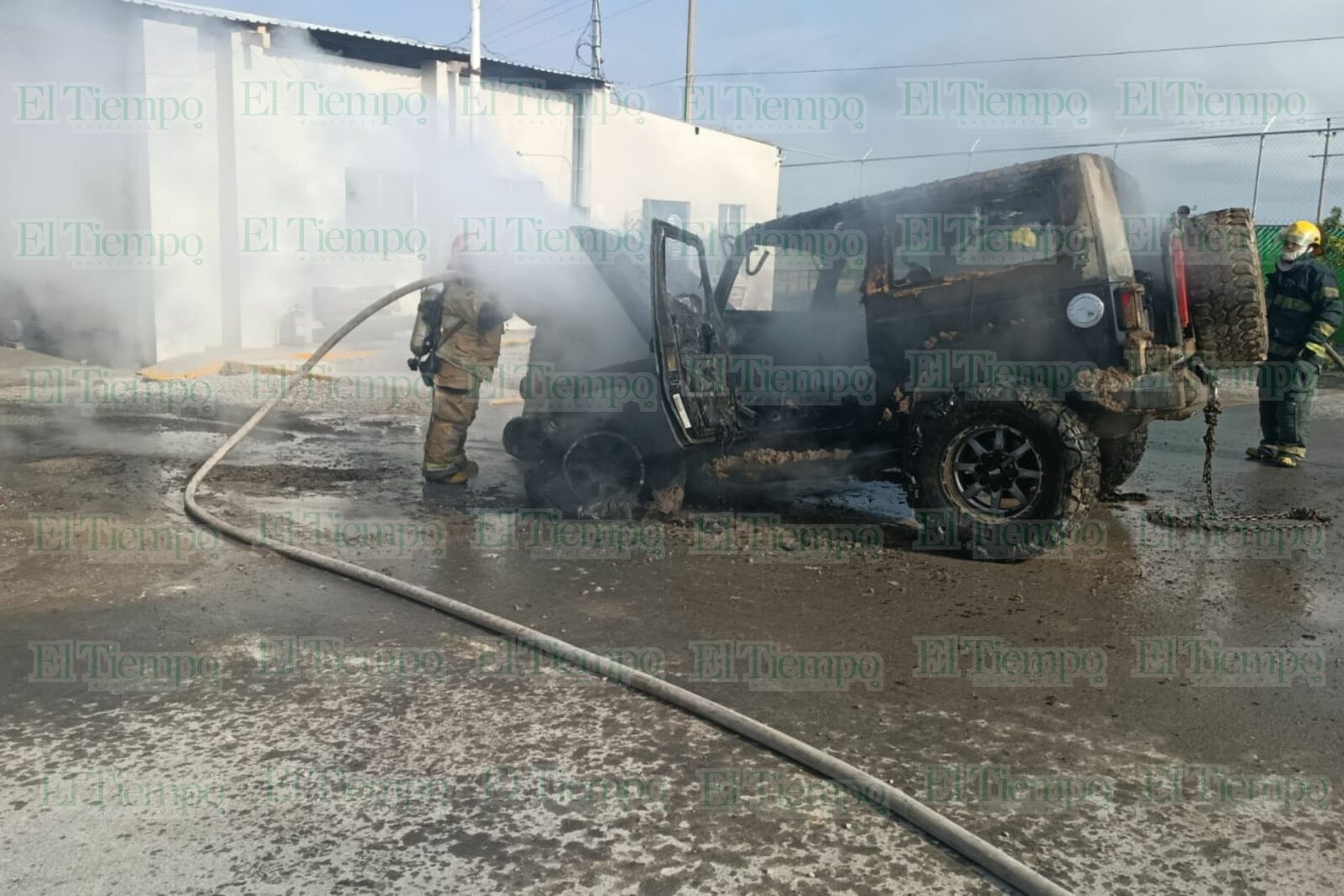 Incendio destruye camioneta dentro de taller mecánico; investigan causas del siniestro
