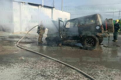Incendio destruye camioneta dentro de taller mecánico; investigan causas del siniestro
