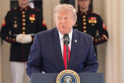 Donald Trump anunció que retirará el peaje del 20% para barcos en el estrecho de Ormuz y lo reemplazará por acuerdos de inversión.  El presidente de Estados