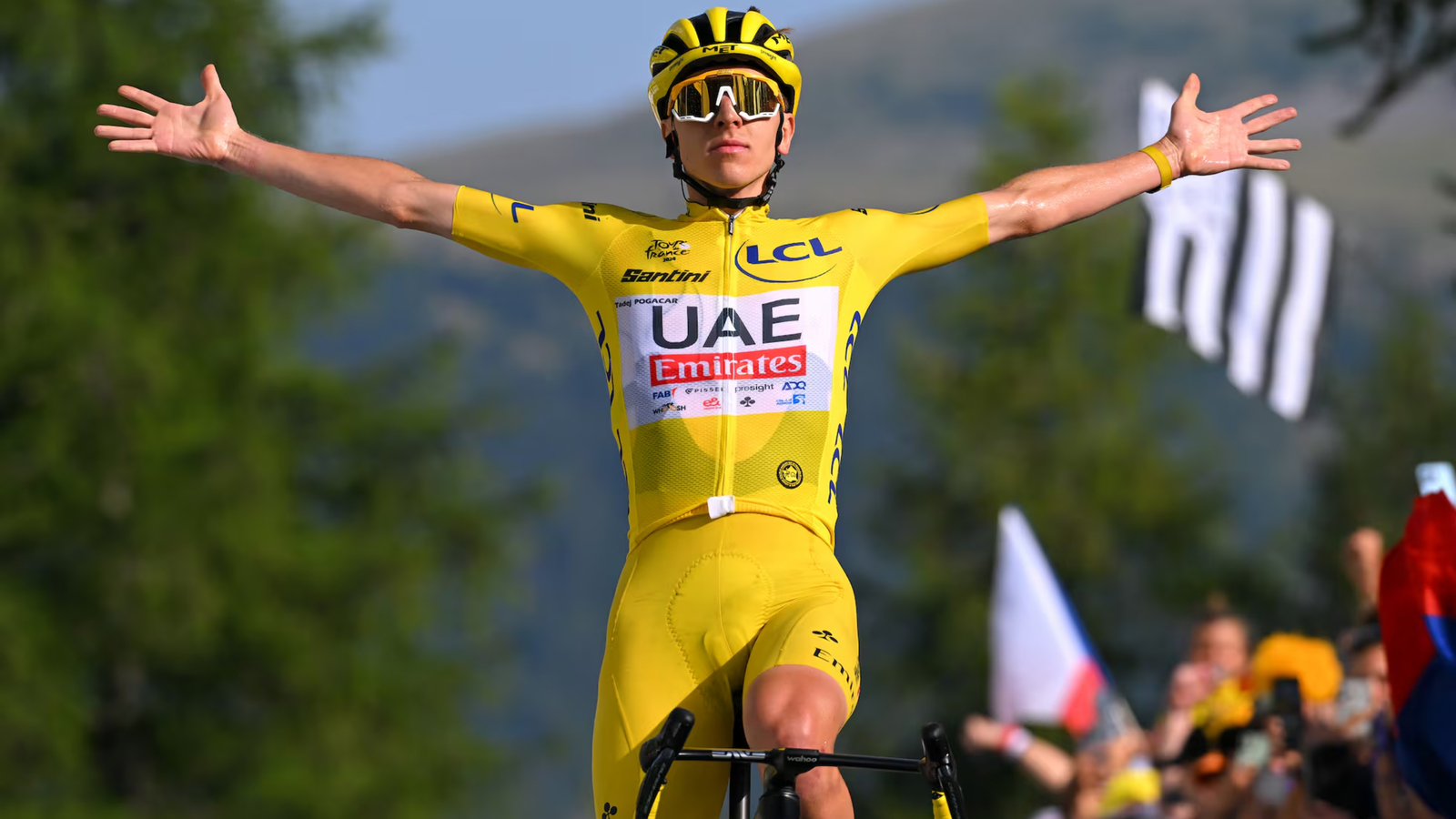 Tadej Pogacar gana la etapa 10 y amplía su liderato en el Tour