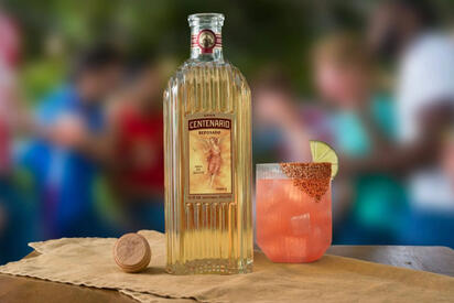 Cofepris pide evitar lote falso de tequila Gran Centenario por riesgo a la salud