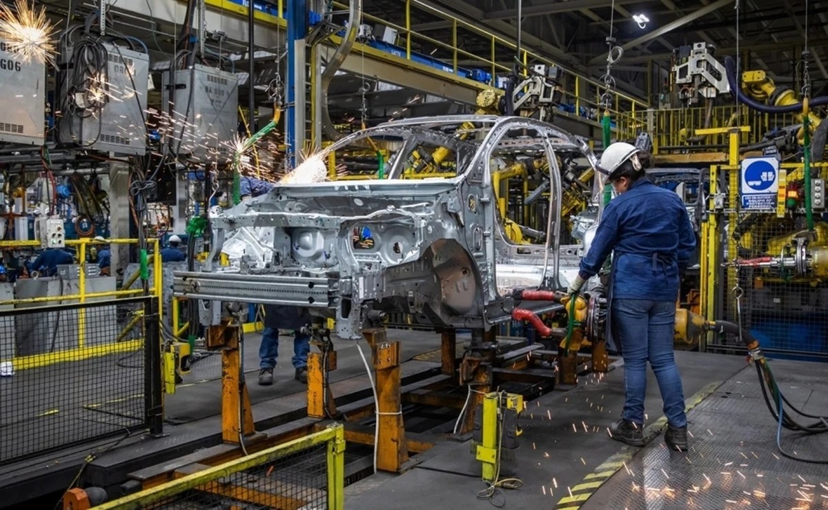Industria automotriz de México enfrenta cambios por traslado de líneas a EU