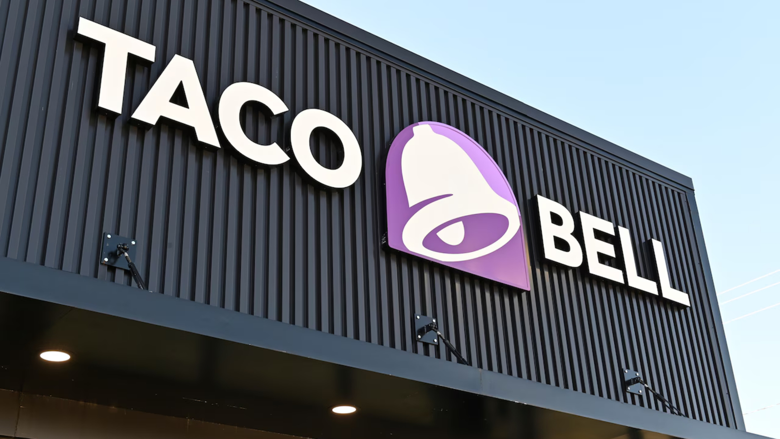 Taco Bell retira ingredientes por brote de parásito en EU