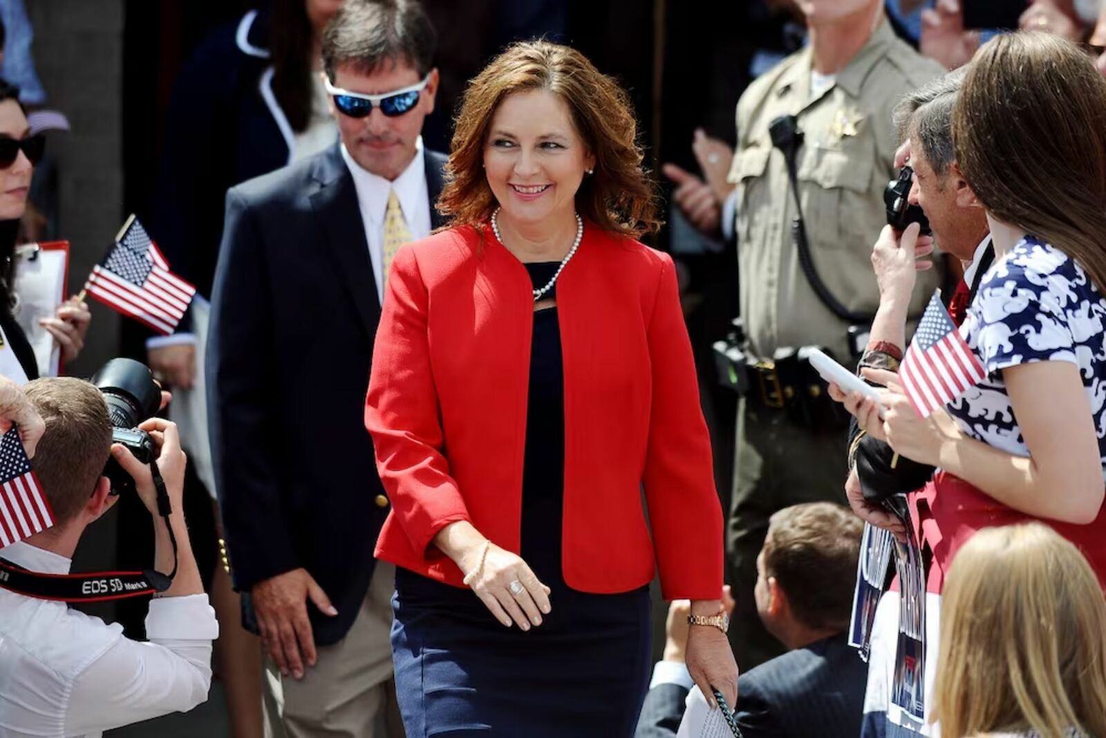 Hermana de Lindsey Graham jura como senadora interina de Carolina del Sur