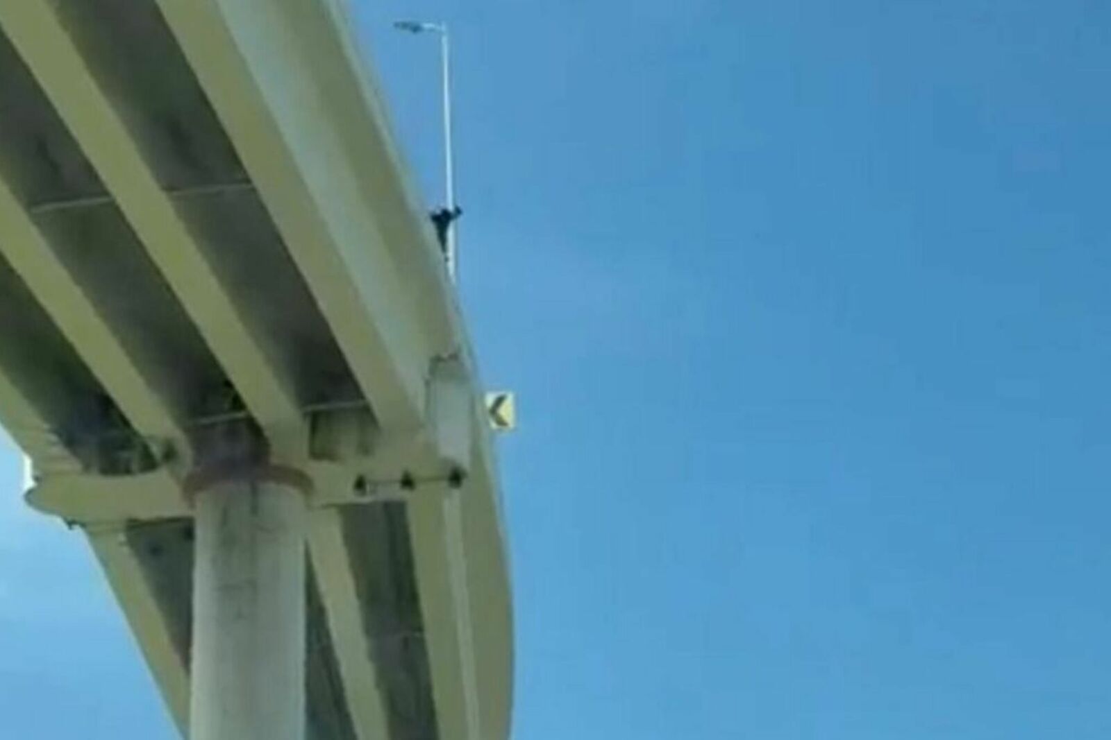 Muere policía municipal tras caer de distribuidor vial en León; había hablado sobre depresión