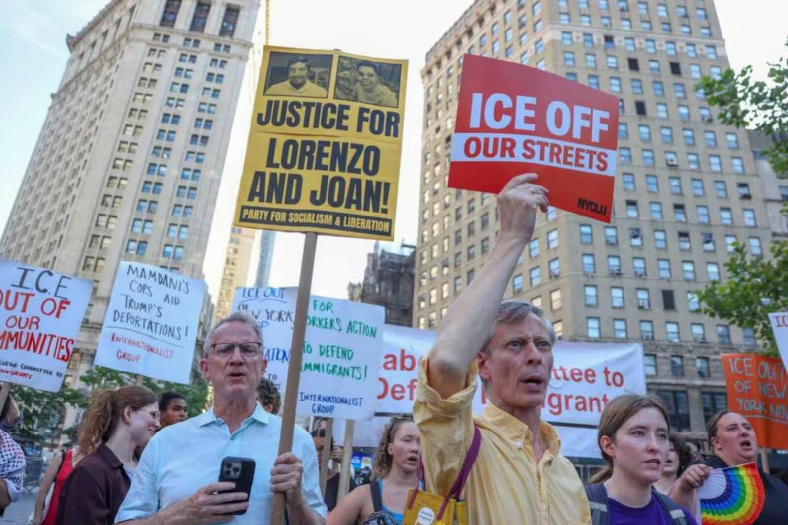 Protestan en Nueva York por muertes de migrantes durante operativos del ICE