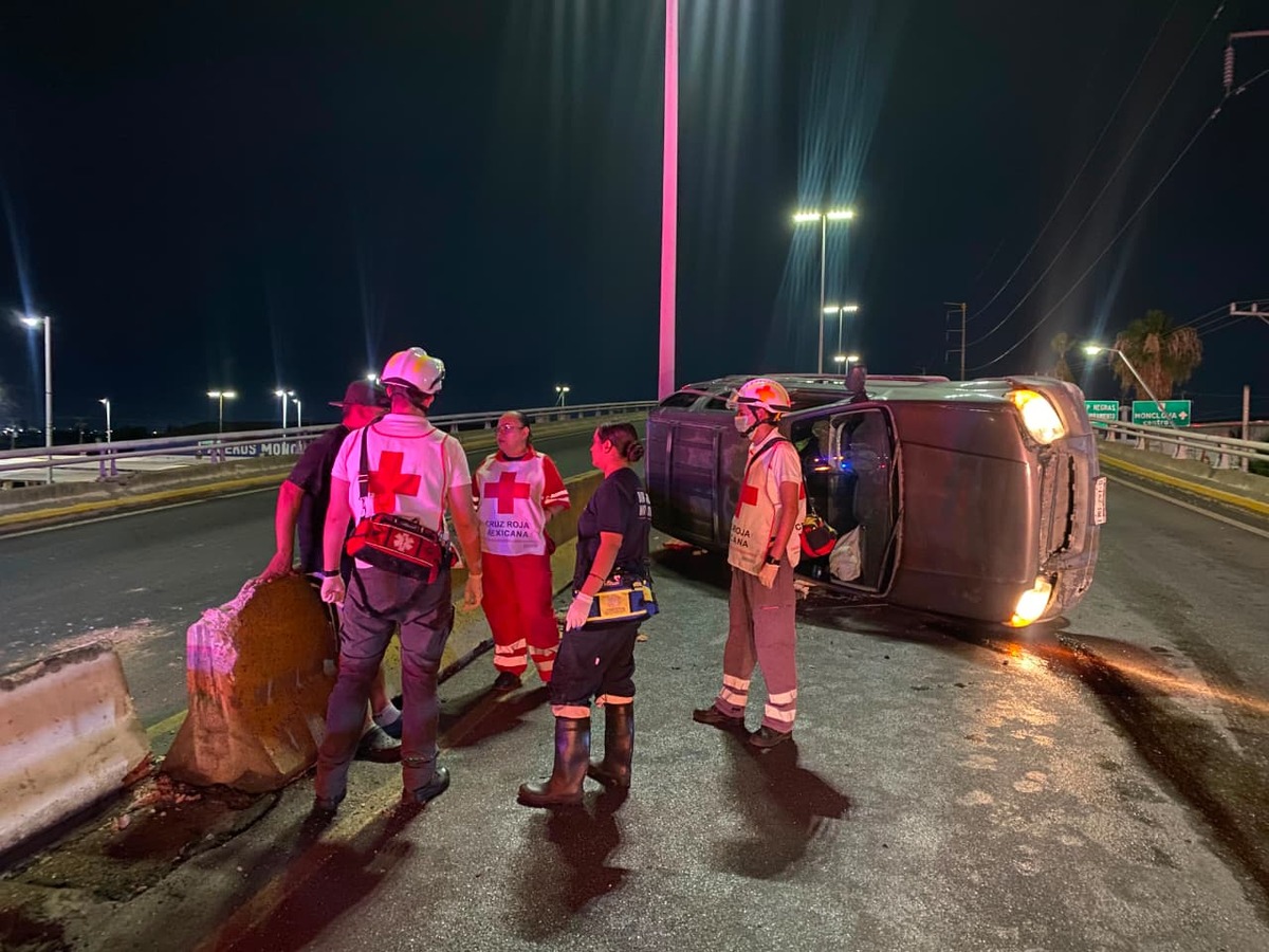 Bebé y tres adultos resultan heridos tras volcadura en el puente del bulevar Harold R. Pape