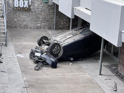 Calambre provoca aparatoso accidente; conductor cae con su vehículo desde estacionamiento de Plaza Innova