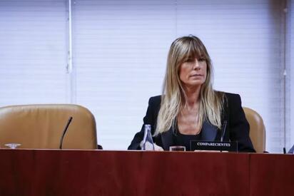 Un tribunal español confirmó que Begoña Gómez enfrentará juicio por tráfico de influencias y malversación, aunque descartó otro cargo y retiró restricciones.
