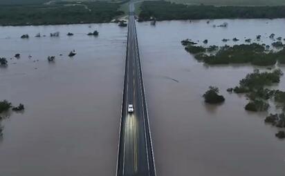 Lluvias obligaron el cierre de la US-57 y dejaron varados a viajeros 