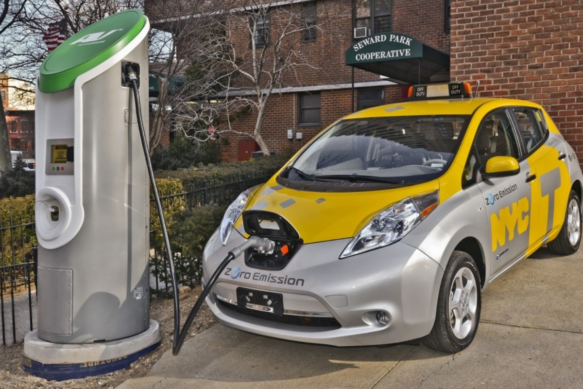China encuentra una nueva defensa contra el alza del petróleo: los autos eléctricos