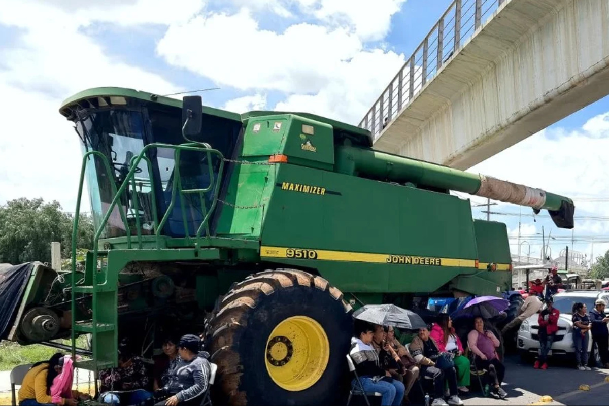 Con tractores bloquean acceso a Gobierno de Zacatecas por carretera detenida