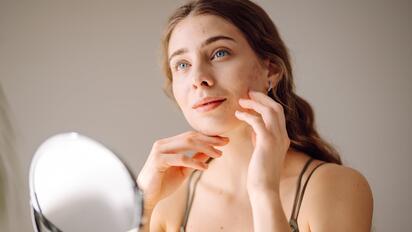 Los 9 síntomas de la 'cara de cortisol' que muchos confunden con estrés