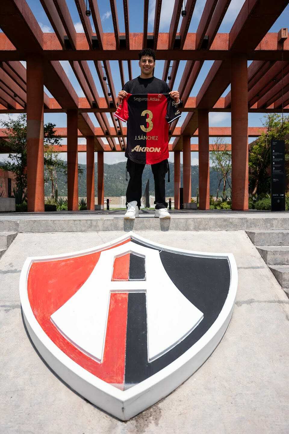 El lateral mexicano Jorge Sánchez firma con el Atlas tras su paso por Europa