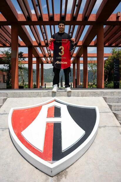 El lateral mexicano Jorge Sánchez firma con el Atlas tras su paso por Europa