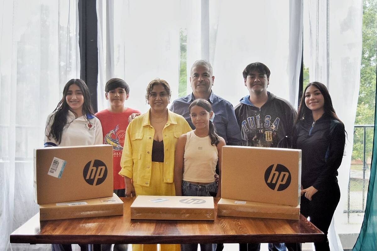 Entrega Víctor Leija laptops a estudiantes destacados de Cuatro Ciénegas