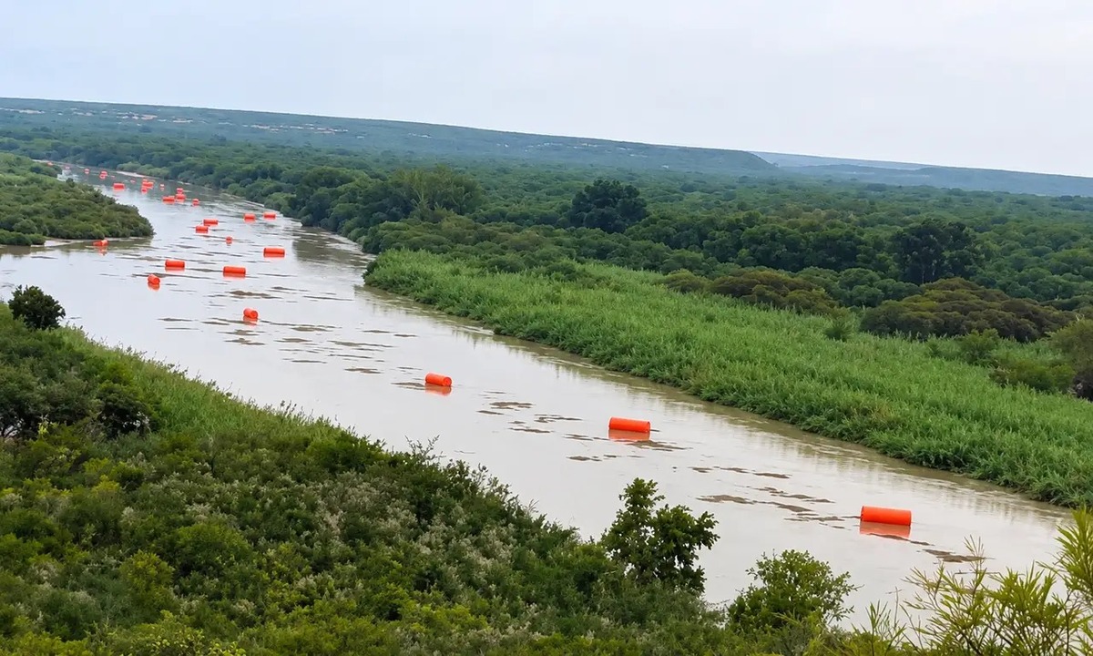 Reabren puentes de Eagle Pass tras cierre temporal por boyas a la deriva