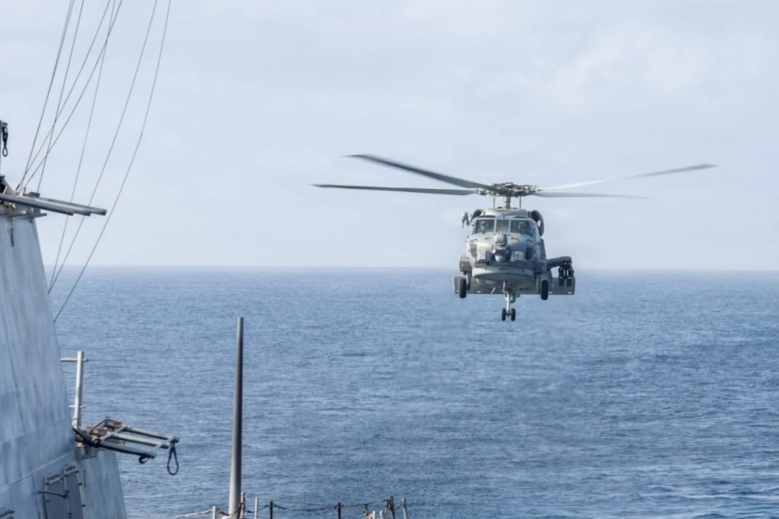 Estados Unidos destruye torre iraní usada para vigilar barcos en el estrecho de Ormuz