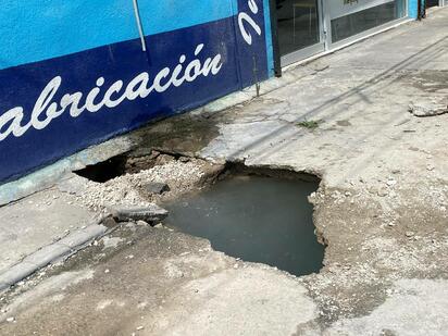 Comerciantes exigen reparar fuga de agua en bulevar Madero