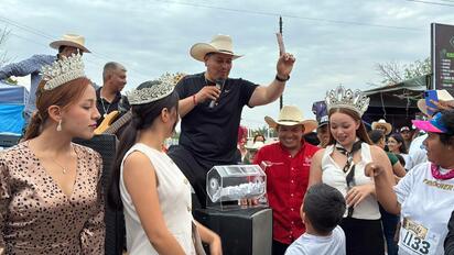 Javier Flores entregó pases para Banda MS y juegos mecánicos este fin de semana.  El alcalde Javier Flores sorprendió al regalar dos boletos para el concierto