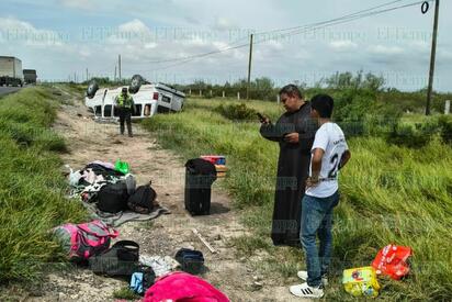 Sacerdote y grupo de jóvenes religiosos sobreviven a volcadura en la carretera Sabinas-Monclova