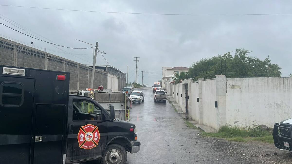 INCENDIO Un incendio registrado en una vivienda de la colonia Américo Rodríguez, en Nueva Rosita, movilizó a tres corporaciones de bomberos que lograron controlar