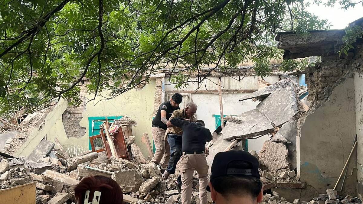 Un adulto mayor de 73 años fue rescatado con vida tras quedar atrapado entre los escombros de una vivienda colapsada en Nueva Rosita, gracias a la rápida