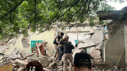 Un adulto mayor de 73 años fue rescatado con vida tras quedar atrapado entre los escombros de una vivienda colapsada en Nueva Rosita, gracias a la rápida