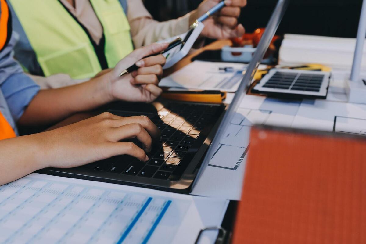 IA mejora procesos, aunque trabajadores perciben menor rendimiento laboral